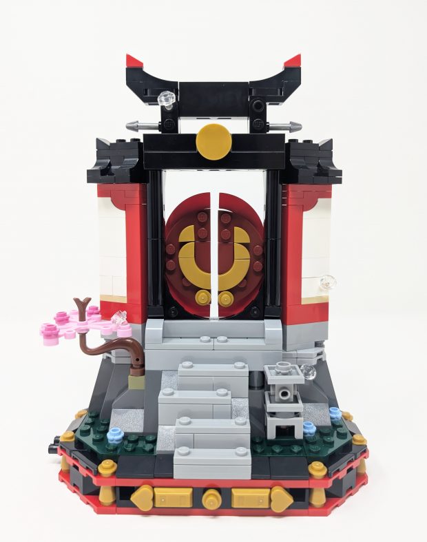 Without minifigures the display looks welcoming with its gates.