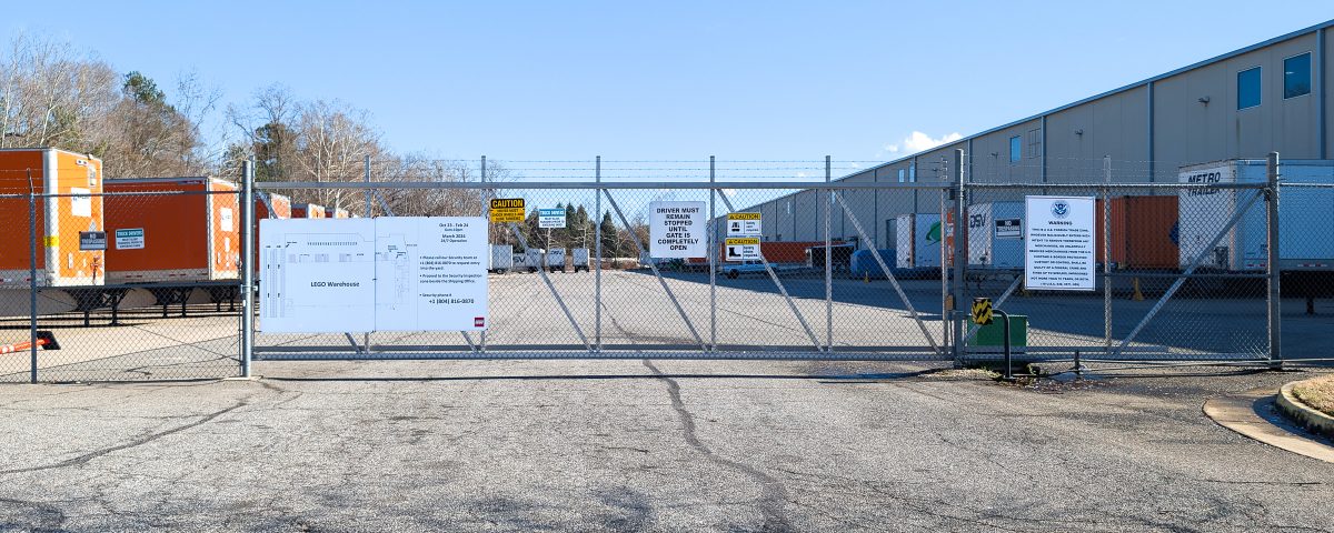 Lots of parking for tractor trailers around back...