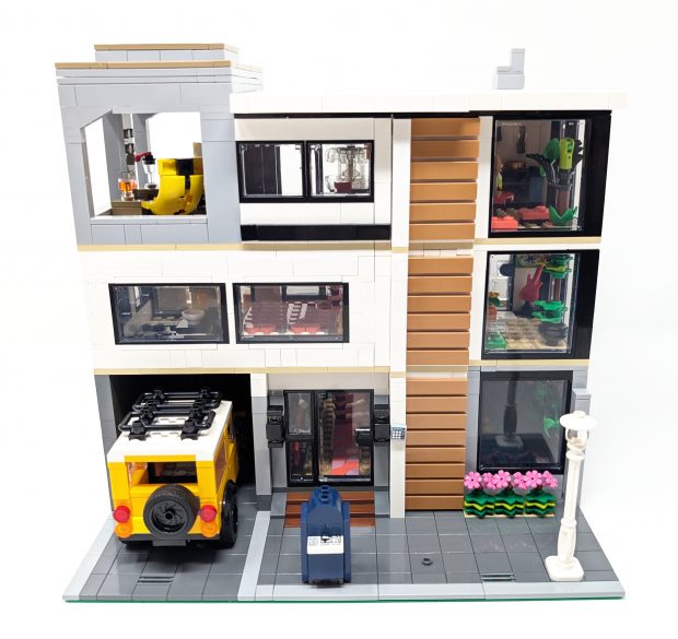 The Land Rover fits perfectly into the height of the Modular Standard.